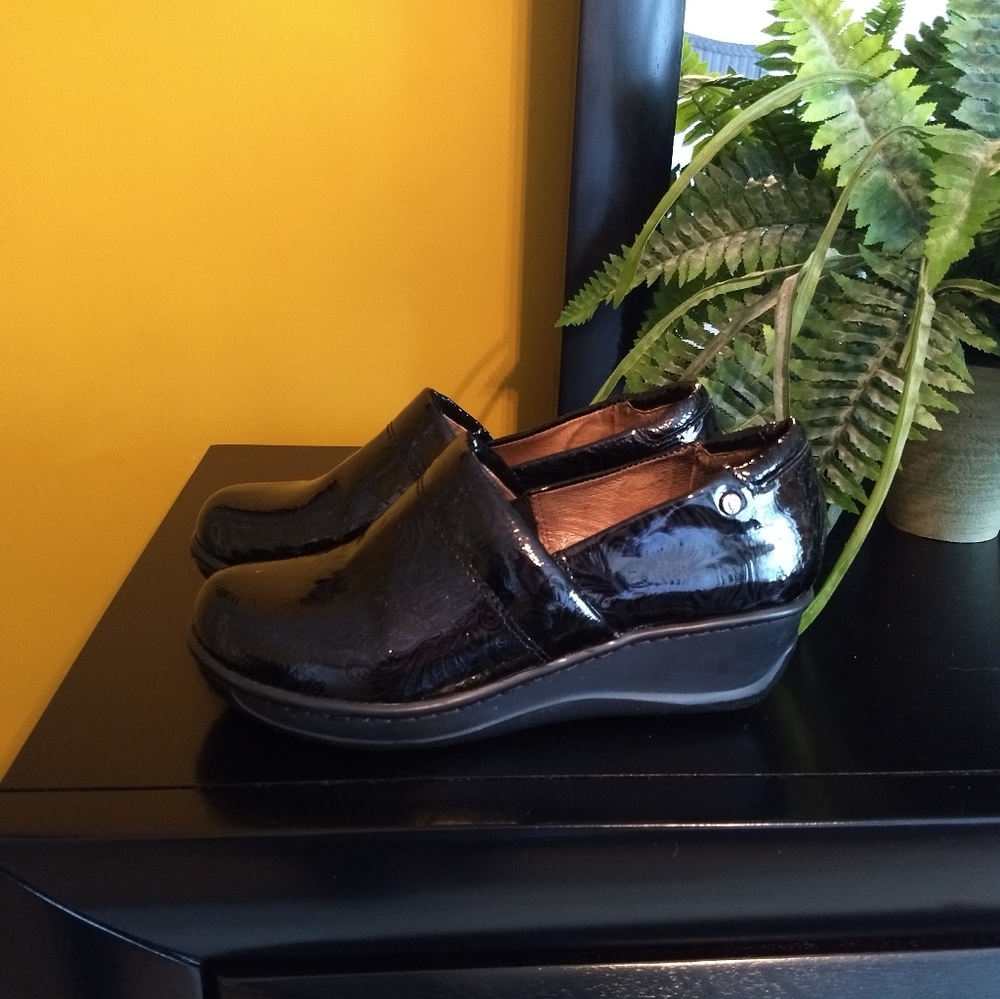 WOMEN'S NURTURE SHOES SZ 6.5
